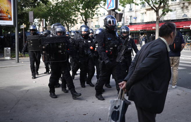 Student Demonstration - Paris Clashes on the sidelines of the students protest against the current state of public education, once again, on October 6, 2026, in Paris, France. They demand more resources for the national education system, and raise against the far right party - le Rassemblement National. Photo by Raphael Lafargue ABACAPRESS.COM Paris France  Copyright: xLafarguexRaphael ABACAx