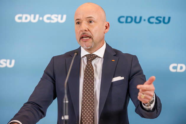 Statement vor den Fraktionssitzung der CDU CSU Alexander Hoffmann, stellvertretender Fraktionsvorsitzender der CDU CSU im Bundestag und Thorsten Frei (CDU), Fraktionsvorsitzender, spricht waehrend eines Statement vor den Fraktionssitzungen am 06.10.2026 in Berlin. Berlin Berlin Deutschland Reichstag