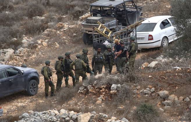 Palestinian farmers wounded in settler attack near Nablus AQRABA, OCCUPIED WEST BANK, OCTOBER 6, 2026: Palestinian farmers come under attack by Israeli settlers while harvesting olives in the village of Aqraba, south of Nablus. Several Palestinians were wounded after settlers opened fire and assaulted farmers during the harvest, according to Palestinian reports. Israeli forces later detained a Palestinian farmer at the scene, according to information provided by the photographer. The Israeli military had not immediately commented on the reported shooting. AQRABA Palestine, State of Copyright: x xNedalxShtiehx xJNAxPressx