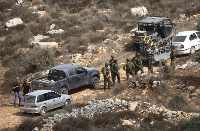 October 6, 2026, Aqraba, Palestine, State of: AQRABA, OCCUPIED WEST BANK, OCTOBER 6, 2026: Palestinian farmers come under attack by Israeli settlers while harvesting olives in the village of Aqraba, south of Nablus. Several Palestinians were wounded after settlers opened fire and assaulted farmers during the harvest, according to Palestinian reports. Israeli forces later detained a Palestinian farmer at the scene, according to information provided by the photographer. The Israeli military had not immediately commented on the reported shooting. Aqraba Palestine, State of - ZUMAq101 20261006_zna_q101_071 Copyright: xNedalxShtiehx