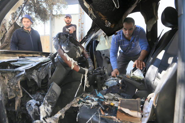 Palestinian-Israeli conflict in Nablus, Palestine - 06 Oct 2026 Palestinians inspect a vehicle that was burnt by rioting Jewish settlers who also scrawled Hebrew graffiti on the walls of homes in the village of Aqraba. Groups of rioting settlers launched attacks on Palestinian villages, they set fire on home in the village of Burqa near Ramallah, pelting Palestinian vehicles with stones, and harassing Palestinian farmers who were harvesting olive. Nablus Palestine Copyright: xNasserxishatyehx xSOPAxImagesx Nishtayeh733