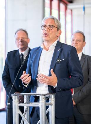 THÜRINGER LANDESREGIERUNG TRITT ERSTMALS ZUM SICHERHEITSKABINETT ZUSAMMEN ** NUR FÜR REDAKTIONELLE ZWECKE ** EDITORIAL USE ONLY **<p>06 10 2026-Erfurt: Die Thüringer Landesregierung kommt im Gefahrenabwehrzentrum Süd in Erfurt erstmals zu einem Sicherheitskabinett zusammen. Gemeinsam mit Vertretern der Sicherheitsbehörden und der Bundeswehr berät das Kabinett über den Schutz vor hybriden Bedrohungen, Cyberangriffen und Drohnen sowie über Krisenvorsorge und den Operationsplan Deutschland. Ministerpräsident Mario Voigt, Innenminister Georg Maier (im Foto) und Finanzministerin Katja Wolf informieren anschließend über die Ergebnisse. ( Deutschland Thueringen Erfurt Copyright: SaschaxFromm