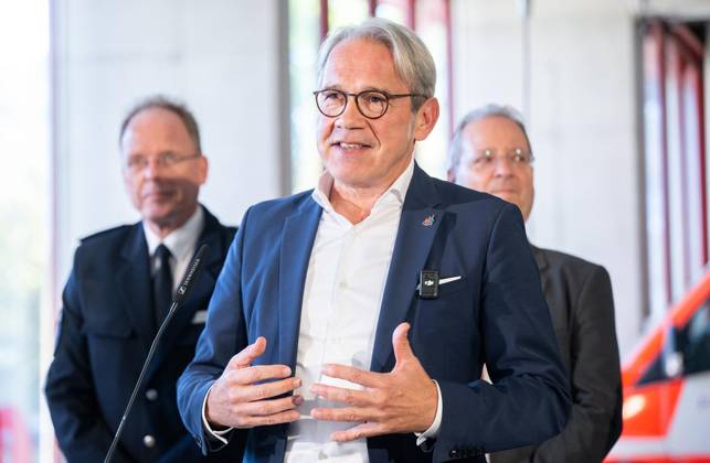 THÜRINGER LANDESREGIERUNG TRITT ERSTMALS ZUM SICHERHEITSKABINETT ZUSAMMEN ** NUR FÜR REDAKTIONELLE ZWECKE ** EDITORIAL USE ONLY **<p>06 10 2026-Erfurt: Die Thüringer Landesregierung kommt im Gefahrenabwehrzentrum Süd in Erfurt erstmals zu einem Sicherheitskabinett zusammen. Gemeinsam mit Vertretern der Sicherheitsbehörden und der Bundeswehr berät das Kabinett über den Schutz vor hybriden Bedrohungen, Cyberangriffen und Drohnen sowie über Krisenvorsorge und den Operationsplan Deutschland. Ministerpräsident Mario Voigt, Innenminister Georg Maier (im Foto) und Finanzministerin Katja Wolf informieren anschließend über die Ergebnisse. ( Deutschland Thueringen Erfurt Copyright: SaschaxFromm