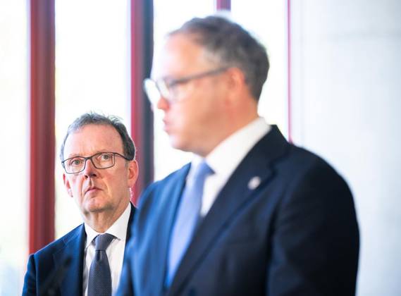 THÜRINGER LANDESREGIERUNG TRITT ERSTMALS ZUM SICHERHEITSKABINETT ZUSAMMEN ** NUR FÜR REDAKTIONELLE ZWECKE ** EDITORIAL USE ONLY **<p>06 10 2026-Erfurt: Die Thüringer Landesregierung kommt im Gefahrenabwehrzentrum Süd in Erfurt erstmals zu einem Sicherheitskabinett zusammen. Gemeinsam mit Vertretern der Sicherheitsbehörden und der Bundeswehr berät das Kabinett über den Schutz vor hybriden Bedrohungen, Cyberangriffen und Drohnen sowie über Krisenvorsorge und den Operationsplan Deutschland. Ministerpräsident Mario Voigt, Innenminister Georg Maier und Finanzministerin Katja Wolf informieren anschließend über die Ergebnisse. im Foto: Johannes Blasius, Präsident des Thüringer Landesverwaltungsamtes, Ministerpräsident Mario Voigt ( Copyright: SaschaxFromm doc87ww88a0xytdg4201mvc ,EDITORIAL USE ONLY