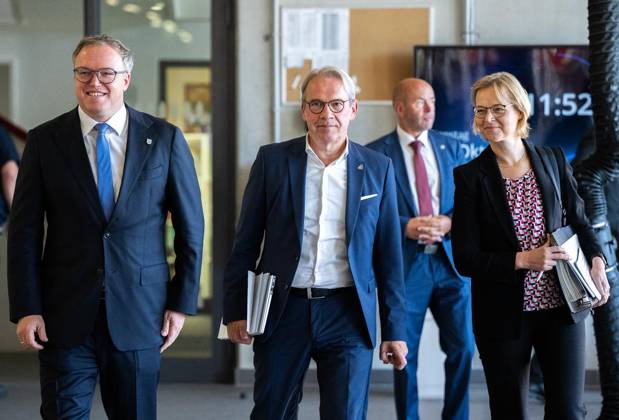 THÜRINGER LANDESREGIERUNG TRITT ERSTMALS ZUM SICHERHEITSKABINETT ZUSAMMEN ** NUR FÜR REDAKTIONELLE ZWECKE ** EDITORIAL USE ONLY **<p>06 10 2026-Erfurt: Die Thüringer Landesregierung kommt im Gefahrenabwehrzentrum Süd in Erfurt erstmals zu einem Sicherheitskabinett zusammen. Gemeinsam mit Vertretern der Sicherheitsbehörden und der Bundeswehr berät das Kabinett über den Schutz vor hybriden Bedrohungen, Cyberangriffen und Drohnen sowie über Krisenvorsorge und den Operationsplan Deutschland. Ministerpräsident Mario Voigt, links, Innenminister Georg Maier, mitte, und Finanzministerin Katja Wolf, rechts, informieren anschließend über die Ergebnisse. ( Deutschland Thueringen Erfurt Copyright: SaschaxFromm