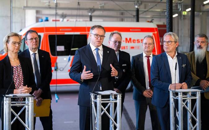 THÜRINGER LANDESREGIERUNG TRITT ERSTMALS ZUM SICHERHEITSKABINETT ZUSAMMEN ** NUR FÜR REDAKTIONELLE ZWECKE ** EDITORIAL USE ONLY **<p>06 10 2026-Erfurt: Die Thüringer Landesregierung kommt im Gefahrenabwehrzentrum Süd in Erfurt erstmals zu einem Sicherheitskabinett zusammen. Gemeinsam mit Vertretern der Sicherheitsbehörden und der Bundeswehr berät das Kabinett über den Schutz vor hybriden Bedrohungen, Cyberangriffen und Drohnen sowie über Krisenvorsorge und den Operationsplan Deutschland. Ministerpräsident Mario Voigt, mitte, Innenminister Georg Maier, rechts, und Finanzministerin Katja Wolf, links, informieren anschließend über die Ergebnisse. ( Deutschland Thueringen Erfurt Copyright: SaschaxFromm