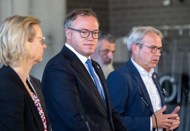 THÜRINGER LANDESREGIERUNG TRITT ERSTMALS ZUM SICHERHEITSKABINETT ZUSAMMEN ** NUR FÜR REDAKTIONELLE ZWECKE ** EDITORIAL USE ONLY **<p>06 10 2026-Erfurt: Die Thüringer Landesregierung kommt im Gefahrenabwehrzentrum Süd in Erfurt erstmals zu einem Sicherheitskabinett zusammen. Gemeinsam mit Vertretern der Sicherheitsbehörden und der Bundeswehr berät das Kabinett über den Schutz vor hybriden Bedrohungen, Cyberangriffen und Drohnen sowie über Krisenvorsorge und den Operationsplan Deutschland. Ministerpräsident Mario Voigt, mitte, Innenminister Georg Maier, rechts, und Finanzministerin Katja Wolf, links, informieren anschließend über die Ergebnisse. ( Deutschland Thueringen Erfurt Copyright: SaschaxFromm