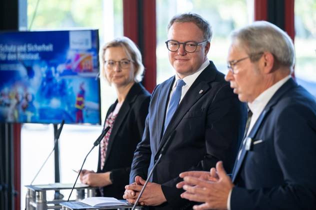 THÜRINGER LANDESREGIERUNG TRITT ERSTMALS ZUM SICHERHEITSKABINETT ZUSAMMEN ** NUR FÜR REDAKTIONELLE ZWECKE ** EDITORIAL USE ONLY **<p>06 10 2026-Erfurt: Die Thüringer Landesregierung kommt im Gefahrenabwehrzentrum Süd in Erfurt erstmals zu einem Sicherheitskabinett zusammen. Gemeinsam mit Vertretern der Sicherheitsbehörden und der Bundeswehr berät das Kabinett über den Schutz vor hybriden Bedrohungen, Cyberangriffen und Drohnen sowie über Krisenvorsorge und den Operationsplan Deutschland. Ministerpräsident Mario Voigt, mitte, Innenminister Georg Maier, rechts, und Finanzministerin Katja Wolf, links, informieren anschließend über die Ergebnisse. ( Deutschland Thueringen Erfurt Copyright: SaschaxFromm