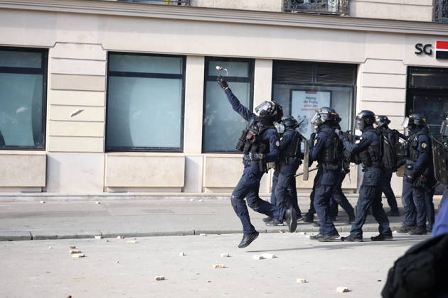 Student Demonstration - Paris Clashes on the sidelines of the students protest against the current state of public education, once again, on October 6, 2026, in Paris, France. They demand more resources for the national education system, and raise against the far right party - le Rassemblement National. Photo by Raphael Lafargue ABACAPRESS.COM Paris France  Copyright: xLafarguexRaphael ABACAx