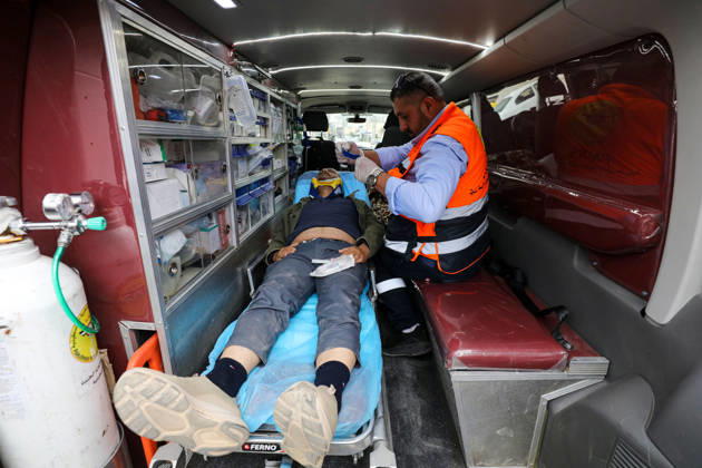 Four Palestinians injured in attacks by Israeli settlers in Nablus NABLUS, WEST BANK, PALESTINE - OCTOBER 6: Agence France-Presse (AFP) photojournalist Jaafar Ashtiyeh, who is injured at the scene, is taken to hospital by ambulance following an Israelis attack Palestinian farmers harvesting olives on their land in the town of Aqraba, south of Nablus, West Bank, Palestine, on October 6, 2026. Nedal Eshtayah Anadolu Nablus West Bank. Editorial use only. Please get in touch for any other usage.  Copyright: x2026xAnadoluxNedalxEshtayahx