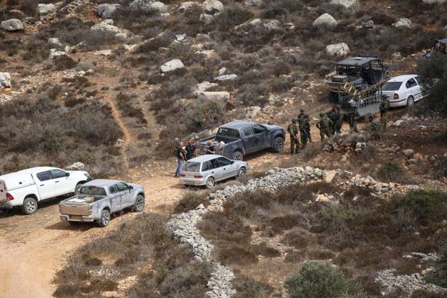 Four Palestinians injured in attacks by Israeli settlers in Nablus NABLUS, WEST BANK, PALESTINE - OCTOBER 6: Israeli army take security measures following Israelis attack Palestinian farmers harvesting olives on their land in the town of Aqraba, south of Nablus, West Bank, Palestine, on October 6, 2026. Nedal Eshtayah Anadolu Nablus West Bank. Editorial use only. Please get in touch for any other usage.  Copyright: x2026xAnadoluxNedalxEshtayahx