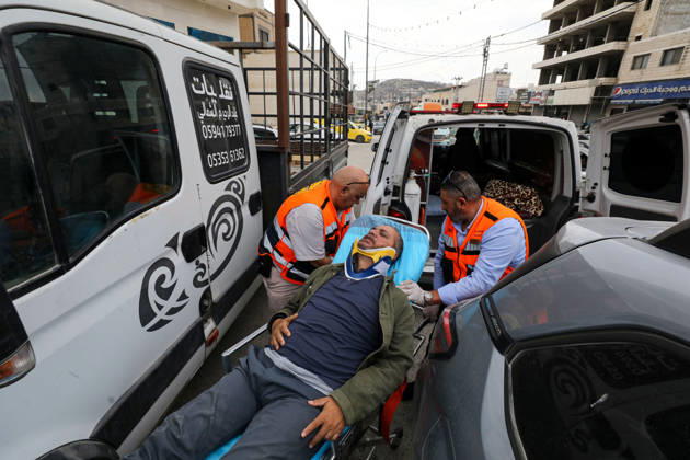 Four Palestinians injured in attacks by Israeli settlers in Nablus NABLUS, WEST BANK, PALESTINE - OCTOBER 6: Agence France-Presse (AFP) photojournalist Jaafar Ashtiyeh, who is injured at the scene, is taken to hospital by ambulance following an Israelis attack Palestinian farmers harvesting olives on their land in the town of Aqraba, south of Nablus, West Bank, Palestine, on October 6, 2026. Nedal Eshtayah Anadolu Nablus West Bank. Editorial use only. Please get in touch for any other usage.  Copyright: x2026xAnadoluxNedalxEshtayahx
