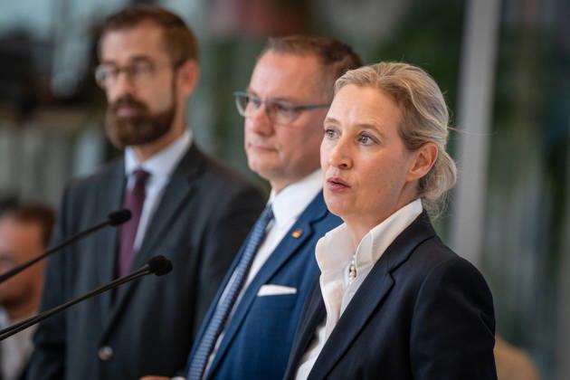Tino Chrupalla, AfD-Partei- und Fraktionsvorsitzender mit Alice Weidel, AfD-Partei- und Fraktionsvorsitzende, im Hintergrund Marcus Schmidt, Pressesprecher der AfD-Bundestagsfraktion;Pressestatement der beiden Parteivorsitzenden und Fraktionsvorsitzenden der AfD vor Beginn der Fraktionssitzung im Deutschen Bundestag, Berlin Berlin Deutschland Bundestag