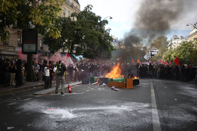 Student Demonstration - Paris Clashes on the sidelines of the students protest against the current state of public education, once again, on October 6, 2026, in Paris, France. They demand more resources for the national education system, and raise against the far right party - le Rassemblement National. Photo by Raphael Lafargue ABACAPRESS.COM Paris France  Copyright: xLafarguexRaphael ABACAx