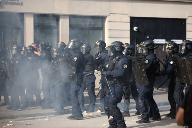 Student Demonstration - Paris Clashes on the sidelines of the students protest against the current state of public education, once again, on October 6, 2026, in Paris, France. They demand more resources for the national education system, and raise against the far right party - le Rassemblement National. Photo by Raphael Lafargue ABACAPRESS.COM Paris France  Copyright: xLafarguexRaphael ABACAx
