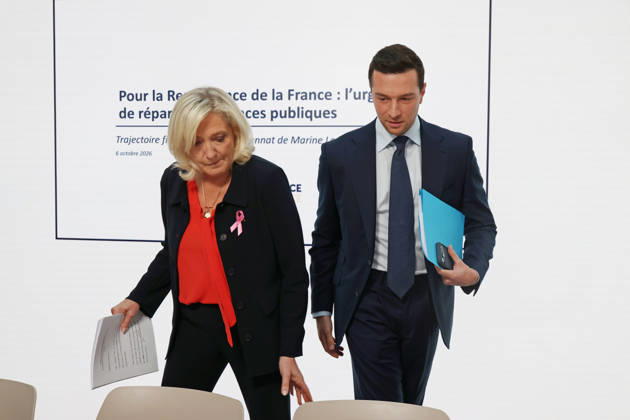 Marine Le Pen, Jordan Bardella et Jean-Philippe Tanguy lors d une confà rence de presse à Paris Marine Le Pen, candidate à l à lection prà sidentielle de 2027, Jordan Bardella, prà sident du Rassemblement national (RN) et Jean-Philippe Tanguy, expert en à conomie, lors d une confà rence de presse à Paris, France, le 6 octobre 2026. Head of the Parliamentary group and candidate for the 2027 Presidential election Marine Le Pen, President of French far-right Rassemblement National (RN) party Jordan Bardella and Jean-Philippe Tanguy, economy expert during a press conference in Paris, France on October 6 2026 Copyright: xBertrandxVanierx
