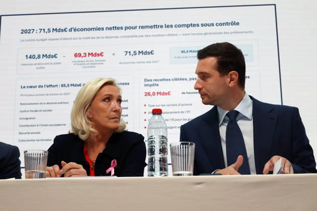 Marine Le Pen, Jordan Bardella et Jean-Philippe Tanguy lors d une confà rence de presse à Paris Marine Le Pen, candidate à l à lection prà sidentielle de 2027, Jordan Bardella, prà sident du Rassemblement national (RN) et Jean-Philippe Tanguy, expert en à conomie, lors d une confà rence de presse à Paris, France, le 6 octobre 2026. Head of the Parliamentary group and candidate for the 2027 Presidential election Marine Le Pen, President of French far-right Rassemblement National (RN) party Jordan Bardella and Jean-Philippe Tanguy, economy expert during a press conference in Paris, France on October 6 2026 Copyright: xBertrandxVanierx