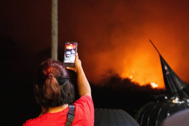 October 6, 2026, Jambi, Indonesia: JAMBI, INDONESIA, OCTOBER 6, 2026: Firefighters battle a land fire burning through trees and vegetation in the Penyengat Rendah area of Jambi City, as local residents observe the blaze. Forest and land fires across parts of Jambi and Sumatra continue to affect air quality and raise environmental concerns during the dry season. Jambi Indonesia  - ZUMAq101 20261006_zna_q101_120 Copyright: xPrabanndaruxWahyuajix