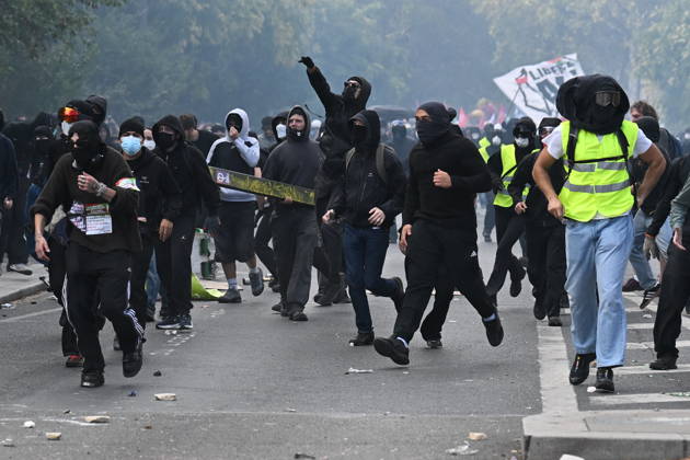 Severe clashes with the police took place during the student demonstration. Student unions had called for a mobilisation of secondary school pupils to demand more resources for secondary schools on 6 October 2026 in Paris. - 06 10 2026 - France Ile-de-France (region) Paris -  JulienxMattiax xLexPictorium LePictorium_0341946