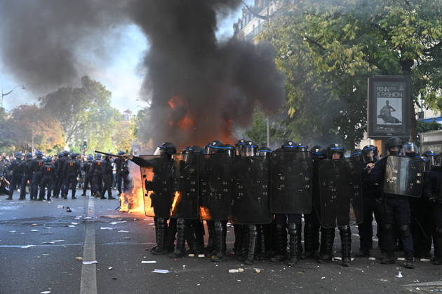 Severe clashes with the police took place during the student demonstration. Student unions had called for a mobilisation of secondary school pupils to demand more resources for secondary schools on 6 October 2026 in Paris. - 06 10 2026 - France Ile-de-France (region) Paris -  JulienxMattiax xLexPictorium LePictorium_0341948