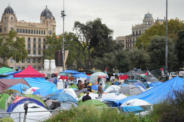 The housing protest camp in Barcelona continues. A general view of the housing protest camp in Plaza Catalunya on October 6, 2026, in Barcelona, Catalonia, Spain. The housing rights protest in Barcelona’s Plaza Catalunya marks its one-week anniversary this Tuesday. Participants are continuing the protest with no planned end date. OCTOBER 6, 2026 Barcelona Catalonia Barcelona Catalonia Spain  Copyright: xDavidxZorrakinox 7824919