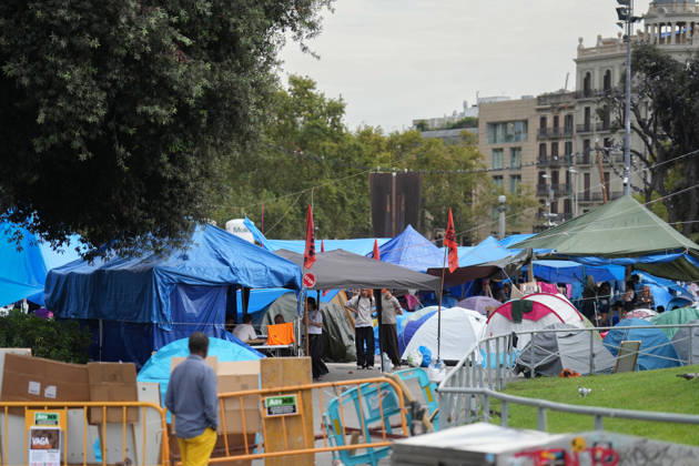 The housing protest camp in Barcelona continues. A general view of the housing protest camp in Plaza Catalunya on October 6, 2026, in Barcelona, Catalonia, Spain. The housing rights encampment in Barcelona’s Plaza Catalunya marks its one-week anniversary this Tuesday. Participants are continuing the protest with no planned end date. OCTOBER 6, 2026 Barcelona Catalonia Barcelona Catalonia Spain  Copyright: xDavidxZorrakinox 7824920