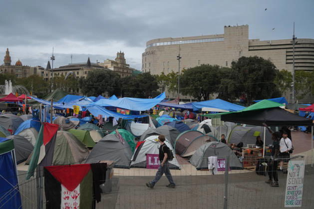 The housing protest camp in Barcelona continues. A general view of the housing protest camp in Plaza Catalunya on October 6, 2026, in Barcelona, Catalonia, Spain. The housing rights encampment in Barcelona’s Plaza Catalunya marks its one-week anniversary this Tuesday. Participants are continuing the protest with no planned end date. OCTOBER 6, 2026 Barcelona Catalonia Barcelona Catalonia Spain  Copyright: xDavidxZorrakinox 7824922