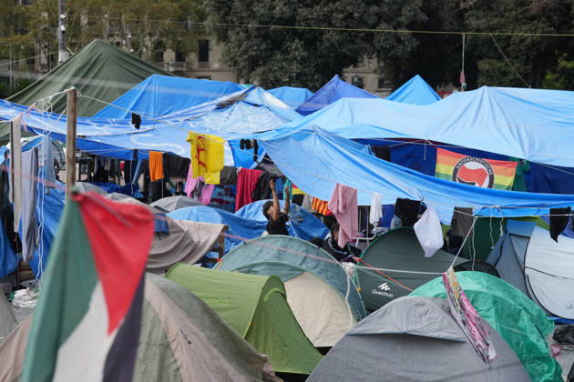 The housing protest camp in Barcelona continues. A general view of the housing protest camp in Plaza Catalunya on October 6, 2026, in Barcelona, Catalonia, Spain. The housing rights encampment in Barcelona’s Plaza Catalunya marks its one-week anniversary this Tuesday. Participants are continuing the protest with no planned end date. OCTOBER 6, 2026 Barcelona Catalonia Barcelona Catalonia Spain  Copyright: xDavidxZorrakinox 7824924