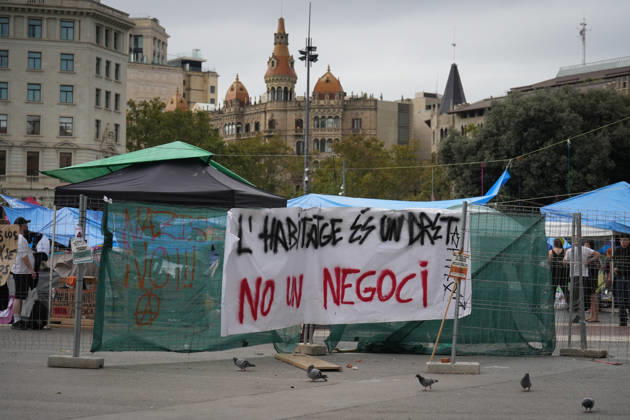 The housing protest camp in Barcelona continues. A general view of the housing protest camp in Plaza Catalunya on October 6, 2026, in Barcelona, Catalonia, Spain. The housing rights encampment in Barcelona’s Plaza Catalunya marks its one-week anniversary this Tuesday. Participants are continuing the protest with no planned end date. OCTOBER 6, 2026 Barcelona Catalonia Barcelona Catalonia Spain  Copyright: xDavidxZorrakinox 7824926