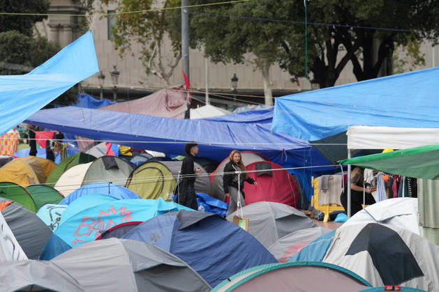The housing protest camp in Barcelona continues. A general view of the housing protest camp in Plaza Catalunya on October 6, 2026, in Barcelona, Catalonia, Spain. The housing rights encampment in Barcelona’s Plaza Catalunya marks its one-week anniversary this Tuesday. Participants are continuing the protest with no planned end date. OCTOBER 6, 2026 Barcelona Catalonia Barcelona Catalonia Spain  Copyright: xDavidxZorrakinox 7824915