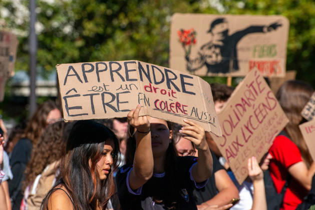 Student Demonstration - Paris Tens of thousands of high school students marched from République to Nation, protesting the lack of staff and resources, class sizes deemed too large, the condition of certain school buildings, and the Parcoursup college admissions system. A coalition of National Education unions—including the FSU, CGT, FO, CFDT, Unsa, Sud, and Solidaires—joined the protest, on October 6, 2026, in Paris, France. Photo by Denis Prezat ABACAPRESS.COM Paris France Copyright: xPrezatxDenis ABACAx