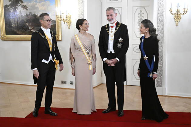 LKS 20261006 Spain s King Felipe (2nd right) and Queen Letizia (right) pose with Finland s President Alexander Stubb (left) and and his wife Suzanne Innes-Stubb (2nd left) before the dinner at the Presidential Palace in Helsinki, Finland, on October 6, 2026. Spain s King Felipe and Queen Letizia are on a two-day state visit to Finland. - HEIKKI SAUKKOMAA Helsinki Finland  Copyright: xHeikkixSaukkomaax gMl_onXA7F0