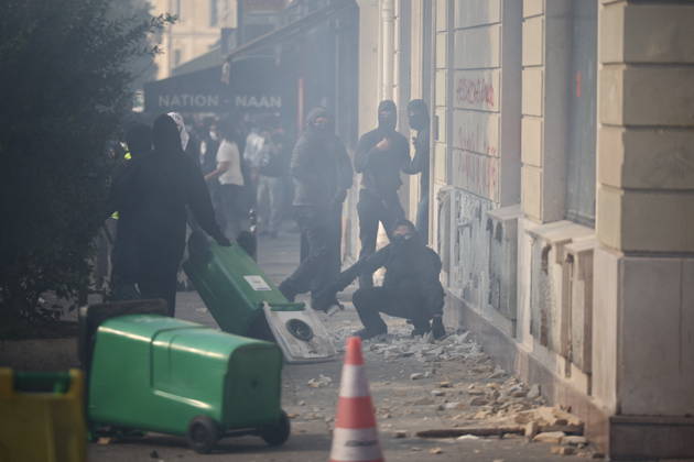 Student Demonstration - Paris Clashes on the sidelines of the students protest against the current state of public education, once again, on October 6, 2026, in Paris, France. They demand more resources for the national education system, and raise against the far right party - le Rassemblement National. Photo by Raphael Lafargue ABACAPRESS.COM Paris France  Copyright: xLafarguexRaphael ABACAx
