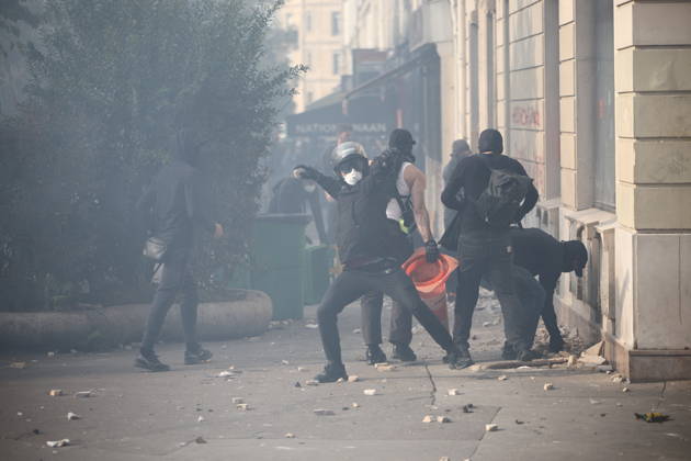 Student Demonstration - Paris Clashes on the sidelines of the students protest against the current state of public education, once again, on October 6, 2026, in Paris, France. They demand more resources for the national education system, and raise against the far right party - le Rassemblement National. Photo by Raphael Lafargue ABACAPRESS.COM Paris France  Copyright: xLafarguexRaphael ABACAx