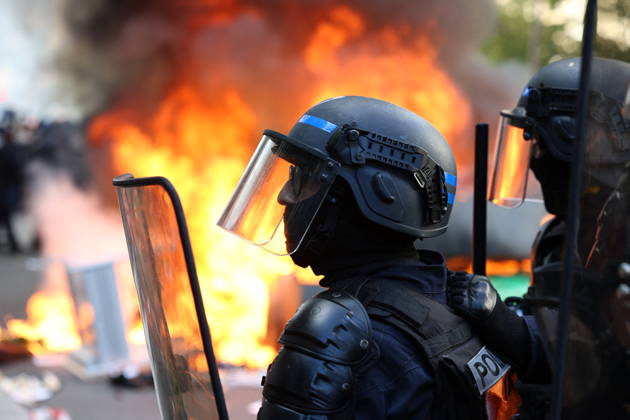 Student Demonstration - Paris Clashes on the sidelines of the students protest against the current state of public education, once again, on October 6, 2026, in Paris, France. They demand more resources for the national education system, and raise against the far right party - le Rassemblement National. Photo by Raphael Lafargue ABACAPRESS.COM Paris France  Copyright: xLafarguexRaphael ABACAx
