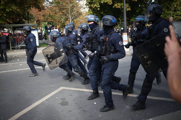 Student Demonstration - Paris Clashes on the sidelines of the students protest against the current state of public education, once again, on October 6, 2026, in Paris, France. They demand more resources for the national education system, and raise against the far right party - le Rassemblement National. Photo by Raphael Lafargue ABACAPRESS.COM Paris France  Copyright: xLafarguexRaphael ABACAx