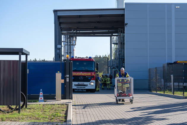 Maschinenbrand in Lagerhalle starke Rauchentwicklung Firmengebäude evakuiert Am Dienstag, 06.10.2026, kam es in Alzenau im Landkreis Aschaffenburg zu einem Maschinenbrand. Das Feuer entstand an einer Maschine im Bereich der Elektrik und verursachte starke Rauchentwicklung in Halle und Büros. Die Feuerwehr löschte den Brand zügig, das Gebäude wurde entraucht. Es gab keine Verletzten, rund 80 Einsatzkräfte waren vor Ort. Alzenau Bayern Deutschland