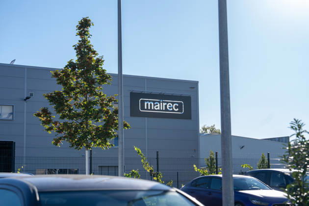 Maschinenbrand in Lagerhalle starke Rauchentwicklung Firmengebäude evakuiert Am Dienstag, 06.10.2026, kam es in Alzenau im Landkreis Aschaffenburg zu einem Maschinenbrand. Das Feuer entstand an einer Maschine im Bereich der Elektrik und verursachte starke Rauchentwicklung in Halle und Büros. Die Feuerwehr löschte den Brand zügig, das Gebäude wurde entraucht. Es gab keine Verletzten, rund 80 Einsatzkräfte waren vor Ort. Alzenau Bayern Deutschland