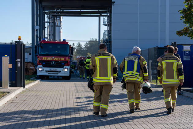 Maschinenbrand in Lagerhalle starke Rauchentwicklung Firmengebäude evakuiert Am Dienstag, 06.10.2026, kam es in Alzenau im Landkreis Aschaffenburg zu einem Maschinenbrand. Das Feuer entstand an einer Maschine im Bereich der Elektrik und verursachte starke Rauchentwicklung in Halle und Büros. Die Feuerwehr löschte den Brand zügig, das Gebäude wurde entraucht. Es gab keine Verletzten, rund 80 Einsatzkräfte waren vor Ort. Alzenau Bayern Deutschland