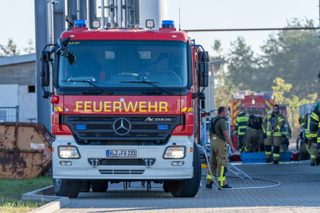 Maschinenbrand in Lagerhalle starke Rauchentwicklung Firmengebäude evakuiert Am Dienstag, 06.10.2026, kam es in Alzenau im Landkreis Aschaffenburg zu einem Maschinenbrand. Das Feuer entstand an einer Maschine im Bereich der Elektrik und verursachte starke Rauchentwicklung in Halle und Büros. Die Feuerwehr löschte den Brand zügig, das Gebäude wurde entraucht. Es gab keine Verletzten, rund 80 Einsatzkräfte waren vor Ort. Alzenau Bayern Deutschland