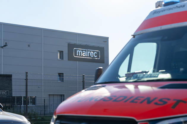 Maschinenbrand in Lagerhalle starke Rauchentwicklung Firmengebäude evakuiert Am Dienstag, 06.10.2026, kam es in Alzenau im Landkreis Aschaffenburg zu einem Maschinenbrand. Das Feuer entstand an einer Maschine im Bereich der Elektrik und verursachte starke Rauchentwicklung in Halle und Büros. Die Feuerwehr löschte den Brand zügig, das Gebäude wurde entraucht. Es gab keine Verletzten, rund 80 Einsatzkräfte waren vor Ort. Alzenau Bayern Deutschland