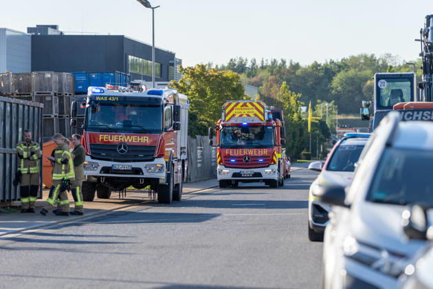 Maschinenbrand in Lagerhalle starke Rauchentwicklung Firmengebäude evakuiert Am Dienstag, 06.10.2026, kam es in Alzenau im Landkreis Aschaffenburg zu einem Maschinenbrand. Das Feuer entstand an einer Maschine im Bereich der Elektrik und verursachte starke Rauchentwicklung in Halle und Büros. Die Feuerwehr löschte den Brand zügig, das Gebäude wurde entraucht. Es gab keine Verletzten, rund 80 Einsatzkräfte waren vor Ort. Alzenau Bayern Deutschland