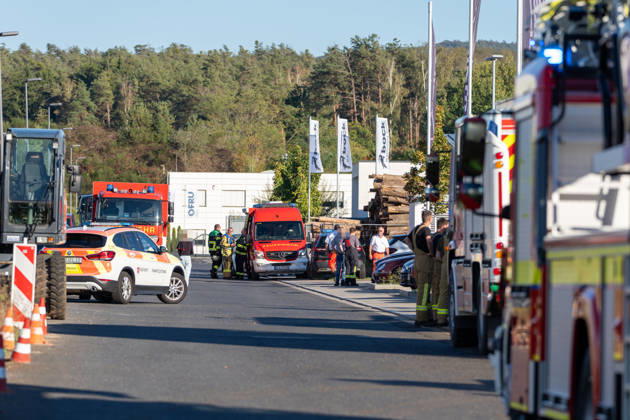 Maschinenbrand in Lagerhalle starke Rauchentwicklung Firmengebäude evakuiert Am Dienstag, 06.10.2026, kam es in Alzenau im Landkreis Aschaffenburg zu einem Maschinenbrand. Das Feuer entstand an einer Maschine im Bereich der Elektrik und verursachte starke Rauchentwicklung in Halle und Büros. Die Feuerwehr löschte den Brand zügig, das Gebäude wurde entraucht. Es gab keine Verletzten, rund 80 Einsatzkräfte waren vor Ort. Alzenau Bayern Deutschland