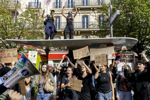 Paris, France October 6, 2026 - Demonstration organized as part of a national day of action launched by high school students. Nationwide student protests and violent school riots have disrupted over 700 secondary schools and led to roughly 5,000 arrests across France. What began in late September 2026 as peaceful blockades in the low-income Paris suburb of Seine-Saint-Denis has rapidly escalated into a major public order crisis for President Emmanuel Macron s government. MANIFESTATION ETUDIANTES, LYCEENS, GREVE, SOCIETE, JEUNES, JEUNESSE, ETUDIANT, Copyright: xVincentxIsorex