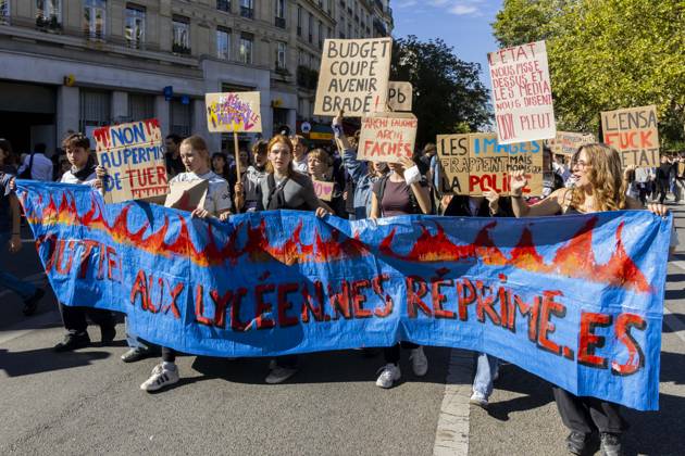 Paris, France October 6, 2026 - Demonstration organized as part of a national day of action launched by high school students. Nationwide student protests and violent school riots have disrupted over 700 secondary schools and led to roughly 5,000 arrests across France. What began in late September 2026 as peaceful blockades in the low-income Paris suburb of Seine-Saint-Denis has rapidly escalated into a major public order crisis for President Emmanuel Macron s government. MANIFESTATION ETUDIANTES, LYCEENS, GREVE, SOCIETE, JEUNES, JEUNESSE, ETUDIANT, Copyright: xVincentxIsorex