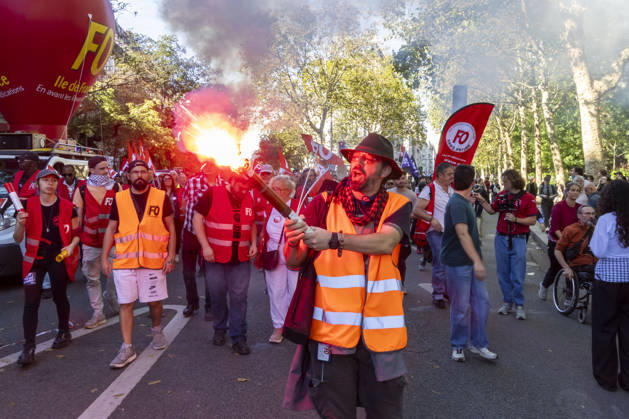 Paris, France October 6, 2026 - Demonstration organized as part of a national day of action launched by high school students. Nationwide student protests and violent school riots have disrupted over 700 secondary schools and led to roughly 5,000 arrests across France. What began in late September 2026 as peaceful blockades in the low-income Paris suburb of Seine-Saint-Denis has rapidly escalated into a major public order crisis for President Emmanuel Macron s government. MANIFESTATION ETUDIANTES, LYCEENS, GREVE, SOCIETE, JEUNES, JEUNESSE, ETUDIANT, Copyright: xVincentxIsorex
