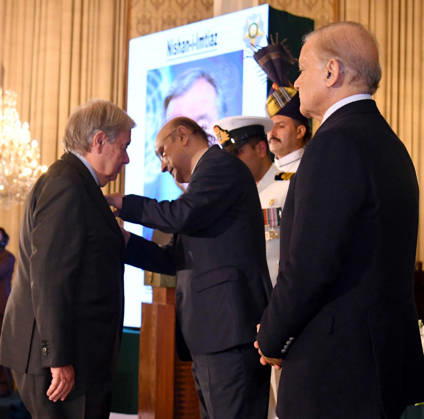 RECORD DATE NOT STATED President, Asif Ali Zardari conferring Nishan-e-Imtiaz on Antonio Guterres, Secretary-General United Nations (UN) during a special investiture ceremony held at Aiwan-e-Sadr in Islamabad on Tuesday, October 6, 2026. (PPI Images). EDITORIAL USE ONLY Copyright: xx SA-ZM-061026x ppiphotos489265