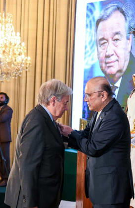 RECORD DATE NOT STATED President, Asif Ali Zardari conferring Nishan-e-Imtiaz on Antonio Guterres, Secretary-General United Nations (UN) during a special investiture ceremony held at Aiwan-e-Sadr in Islamabad on Tuesday, October 6, 2026. (PPI Images). EDITORIAL USE ONLY Copyright: xx SA-ZM-061026x ppiphotos489266