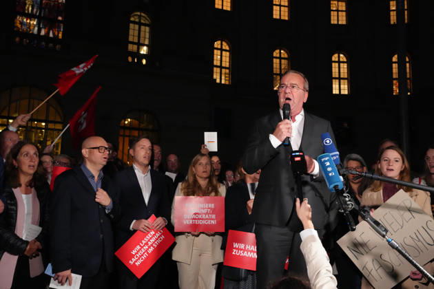 Demonstration der SPD Bundestagsfraktion in Berlin anlaesslich der Wahl des AfD Landtagspraesidenten in Sachsen-Anhalt Verteidigungsminister Boris Pistorius bei seiner energischen Rede zu den Teilnehmern bei einer spontanen Demonstration und Demozug durch Berlin anlaesslich der Wahl eines AfD Abgeordneten zum Landtagspraesidenten in Sachsen-Anhalt, Berlin, 06.10.2026 Berlin Berlin Deutschland