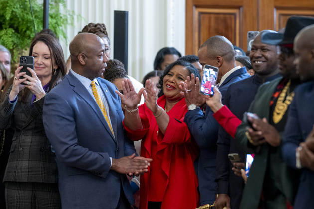 October 6, 2026, Washington, Dc, United States: U.S Senator Tim Scott, R-SC, center, applauds criminal rights advocate Alice Johnson, right, as Secretary of Agriculture Brooke Rollins, left, looks on during a Black History Month event at the East Room of the White House, February 20, 2025 in Washington, D.C. Washington United States - ZUMAp138 20261006_zaa_p138_007 Copyright: xMollyxRiley WhitexHousex